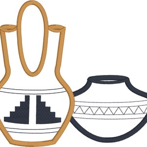 Pode incluir: Dois vasos de cerâmica com desenhos geométricos. O vaso maior é marrom com um desenho geométrico preto e o vaso menor é preto com um desenho geométrico branco.