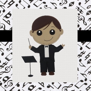 Może przedstawiać: Kreskówkowa ilustracja dyrygenta w smokingu trzymającego batutę przed pulpitem. Dyrygent ma brązowe włosy, brązowe oczy i jasnobrązową skórę.