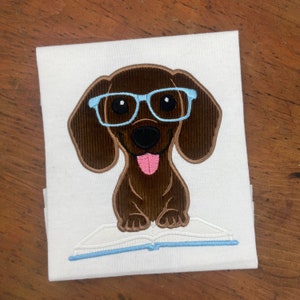 Descarga de diseño de bordado de apliques de regreso a la escuela de Studious Dachshund