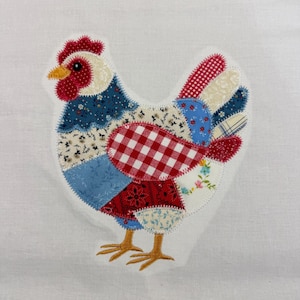 Op de afbeelding: Een patchwork kippenontwerp met een rode kam en lellen, een gele snavel en een veelkleurig lichaam. Het lichaam is gemaakt van verschillende stofpatronen, waaronder bloemen, ruitjes en paisley. De kip is geborduurd op een witte achtergrond.