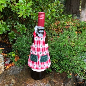 In the hoop Wine Bottle Apron Embroidery Design file for use with an Embroidery Machine