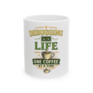 Może przedstawiać: Biały ceramiczny kubek z grafiką zawierającą napis "DEBUGGING LIFE ONE COFFEE AT A TIME". Projekt zawiera małą ikonę nawiasów kodowych, dwie ilustracje parujących filiżanek kawy oraz ozdobne linie w kolorze żółtym i zielonym.