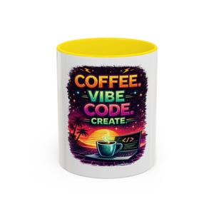 Op de afbeelding: Een witte keramische mok met een felgele binnenrand. De buitenkant is voorzien van een kleurrijke afbeelding van een zonsondergang, palmbomen, een laptop met code en een dampende kop koffie met de tekst COFFEE. VIBE CODE. CREATE. in dikke letters.