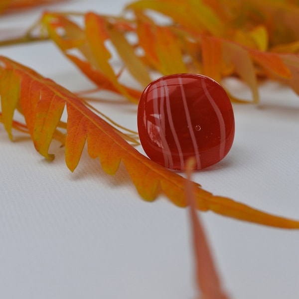 Bague en fusing rouge, carrée.