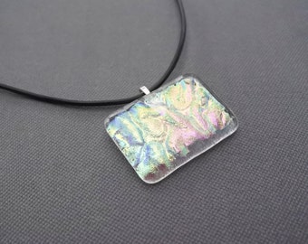 Rectangular pendant in fused dichroic glass (P 1025).