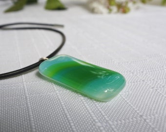 Fused glass pendant, green, rectangular (P1034).