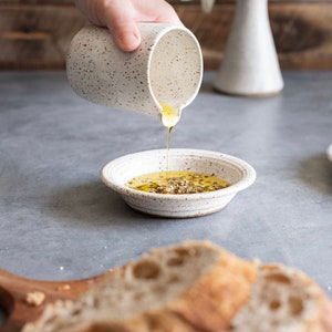 Cruche d'huile d'olive et assiette en grès cérame