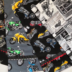Puede incluir: Cuatro paneles de tela con tem&aacute;tica de motocicletas. Los paneles presentan diferentes dise&ntilde;os, incluyendo fotos en blanco y negro de motocicletas antiguas, ilustraciones coloridas de motocicletas modernas y un panel negro con el texto "Glory of Road".