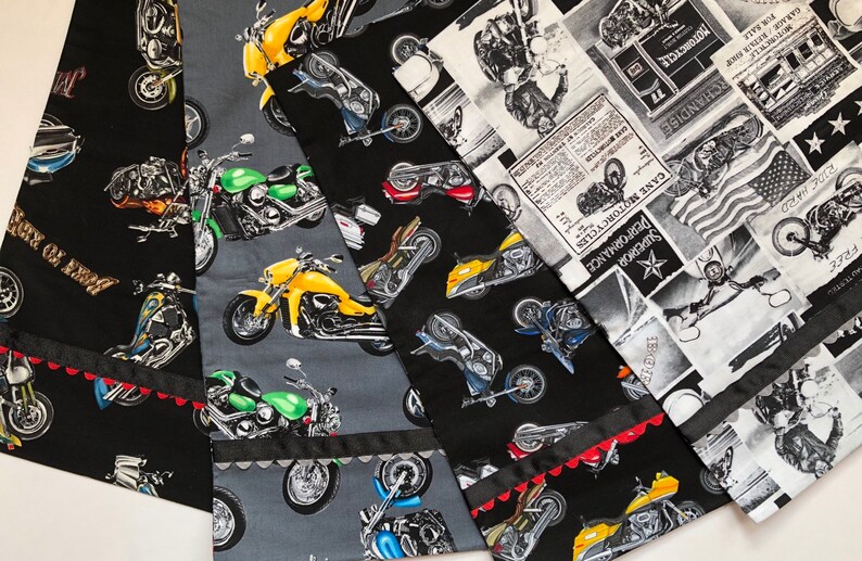 Puede incluir: Cuatro paneles de tela con tem&aacute;tica de motocicletas. Los paneles presentan diferentes dise&ntilde;os, incluyendo fotos en blanco y negro de motocicletas antiguas, ilustraciones coloridas de motocicletas modernas y un panel negro con el texto "Glory of Road".