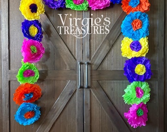 Könnte beinhalten: Eine Holztür, verziert mit bunten Papierblumen in Orange, Gelb, Blau, Lila, Grün und Pink. Die Blumen sind um den Türrahmen angeordnet. Der Text "Virgie's TREASURES" befindet sich in der Mitte.