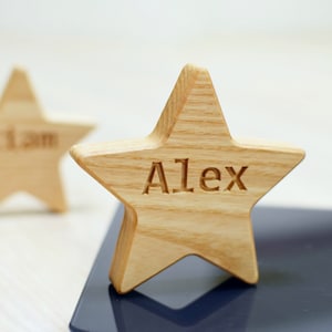 Adorno navideño de estrella de madera personalizado con letras grabadas, regalo de Navidad personalizado, regalo para baby shower, regalo de cumpleaños