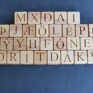 32 bloques de alfabeto de madera islandés, bloques de letras de madera ABC, juguete de madera de aprendizaje, bloques personalizados, Baby Shower o regalo de cumpleaños