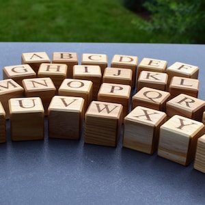 26 houten blokken Engels alfabet, speelgoedblokken met gegraveerde Engelse letters, gepersonaliseerde Engelse letterblokjes kerstcadeau