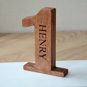 OFERTA Número de madera independiente personalizado de 8'' para primer cumpleaños, regalo de primer cumpleaños, accesorio de fotos para guardería, baby shower, decoración del hogar, habitación de los niños