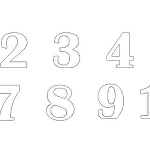 Op de afbeelding: Een set van tien witte cijfers, van 1 tot en met 10, in een eenvoudig, vet lettertype. De cijfers zijn zwart omlijnd en zijn gerangschikt in twee rijen van vijf.