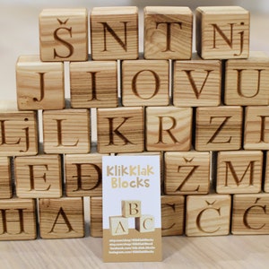 30 bloques de letras del alfabeto croata de madera, bloques ABC hechos a mano, cubos de letras de madera, bloques de construcción naturales, regalo de cumpleaños, Croacia, Navidad