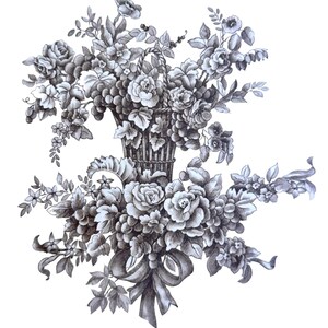 Könnte beinhalten: Schwarz-Weiß-Illustration eines Korbes voller Blumen und Trauben. Der Korb ist geflochten, und die Blumen umfassen Rosen und andere Sorten. Am Boden der Anordnung ist eine große Schleife gebunden.