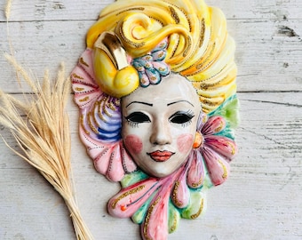 Venetiansk mask för Venedigkarnevalen Tillverkad i Italien, Dekorativ mask av Marie Antoinette i barockstil, Väggbonad med keramisk skulptur