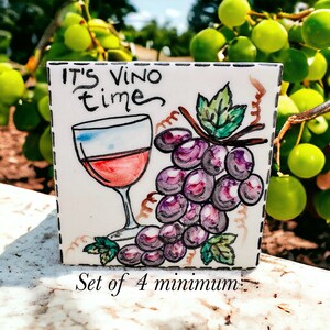 Könnte beinhalten: Quadratische, weiße Kachel mit einer handgezeichneten Illustration eines Weinglases mit Rotwein und einer Traube lila Trauben. Der Text "IT'S VINO time" steht über dem Glas und den Trauben. Die Worte "Set of 4 minimum" stehen darunter.