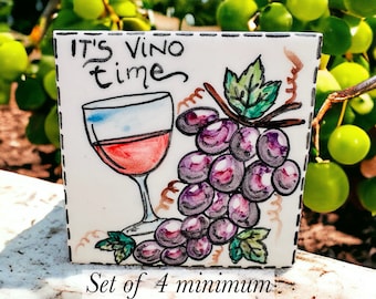 Könnte beinhalten: Quadratische, weiße Kachel mit einer handgezeichneten Illustration eines Weinglases mit Rotwein und einer Traube lila Trauben. Der Text "IT'S VINO time" steht über dem Glas und den Trauben. Die Worte "Set of 4 minimum" stehen darunter.