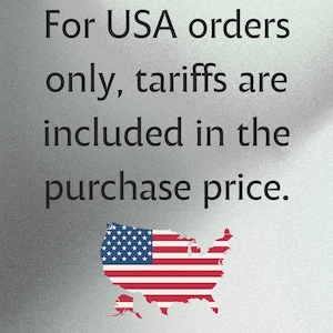 Op de afbeelding: Een zilverkleurige achtergrond met de zwarte tekst: For USA orders only, tariffs are included in the purchase price. Onder de tekst staat een grafische illustratie van de vlag van de Verenigde Staten in de vorm van de landkaart.
