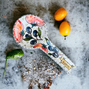 Tomato and olive spoon rest, ceramic spoon rest, handmade italian pottery, tuscan style art, made in Italy, hand painted spoon holder