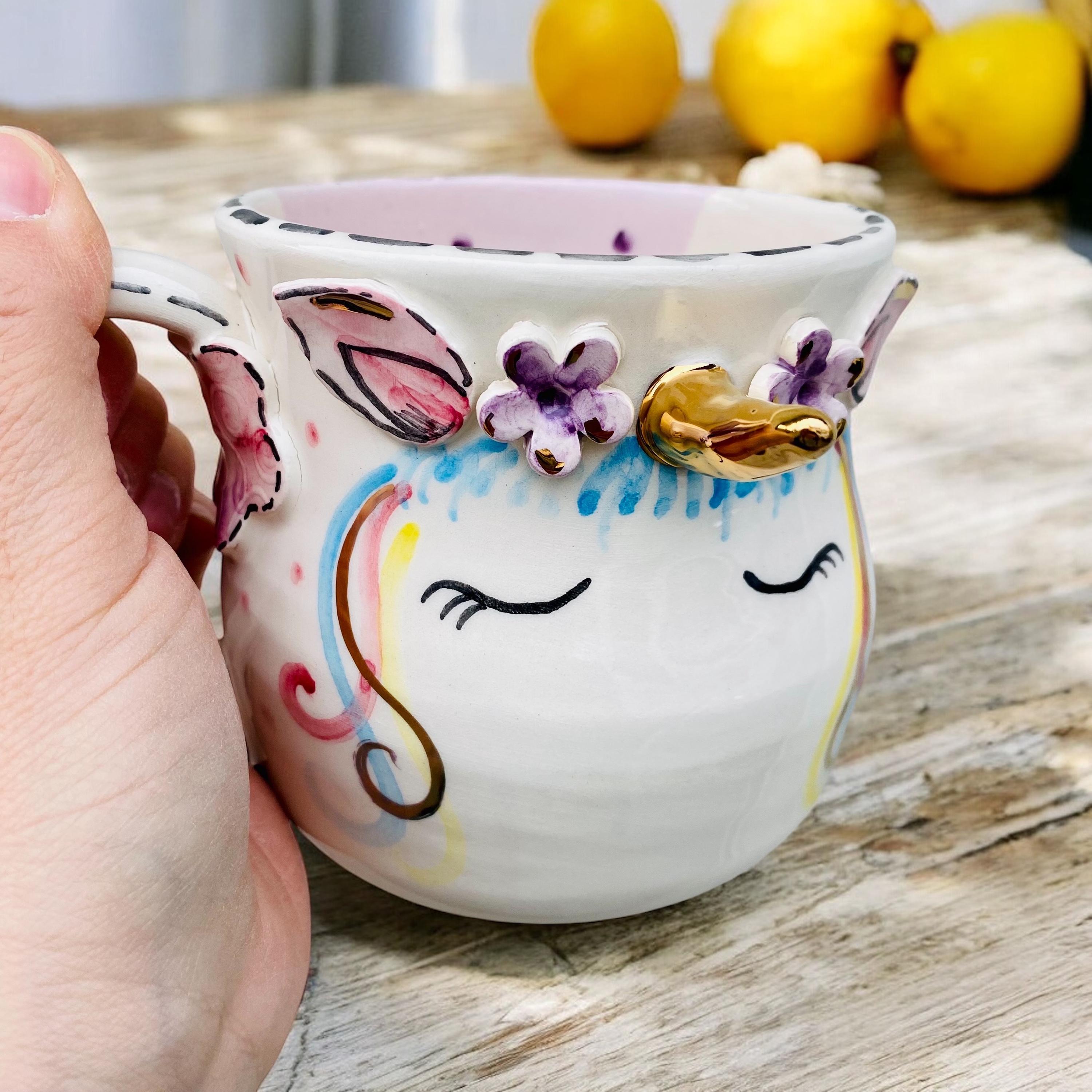 Eenhoornmok, eenhoornkoffiekop, gemaakt in Italië, grote koffiemok, handgemaakt aardewerk, pasteltinten, artistieke beker, gouden hoorn