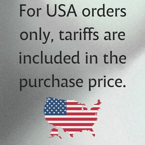 Puede incluir: Un fondo de tono plateado con el texto en negro: For USA orders only, tariffs are included in the purchase price. Debajo del texto hay una ilustraci&oacute;n gr&aacute;fica de la bandera de los Estados Unidos con la forma del mapa del pa&iacute;s.