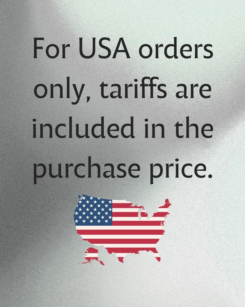 Puede incluir: Un fondo de tono plateado con el texto en negro: For USA orders only, tariffs are included in the purchase price. Debajo del texto hay una ilustraci&oacute;n gr&aacute;fica de la bandera de los Estados Unidos con la forma del mapa del pa&iacute;s.
