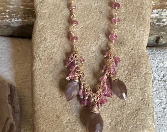 Collar de oro hecho a mano con piedra lunar chocolate y turmalina rosa