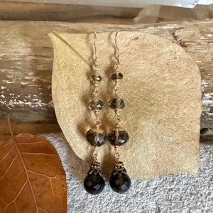 Pendientes colgantes hechos a mano de oro con piedra preciosa de cuarzo ahumado