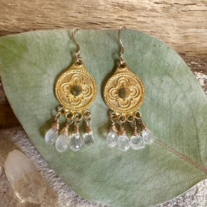 Boucles d'oreilles lustre fait main en pierre de lune et pierres précieuses en or