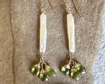 Pendientes colgantes hechos a mano en oro con perlas de agua dulce y piedras preciosas de peridoto