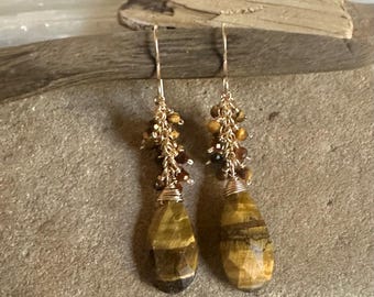 Pendientes colgantes hechos a mano de oro con piedra preciosa de ojo de tigre