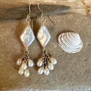 Pendientes colgantes hechos a mano de oro y perlas de agua dulce