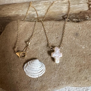 Zoetwaterparel kruis bedel gouden choker handgemaakte ketting