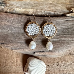 Pendientes colgantes hechos a mano de oro y perlas de agua dulce