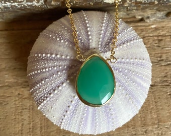 Chrysoprase gemstone gold pendant necklace