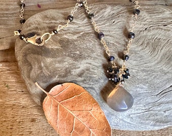 Black onyx and agate gemstone gold pendant necklace