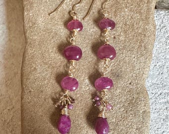 Orecchini pendenti in oro con pietra preziosa rubino fatti a mano