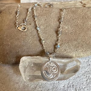 Collier fait main avec breloque labradorite en argent avec breloques om