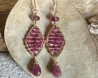 Pendientes colgantes hechos a mano en oro con rubí y turmalina rosa