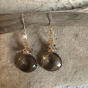 Pendientes colgantes dorados hechos a mano con piedra preciosa de cuarzo ahumado