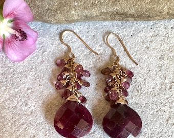 Pendientes colgantes hechos a mano de oro con turmalina rosa y rubí.