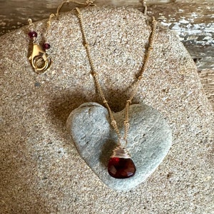 Collier pendentif fait main en or avec pierres précieuses grenat