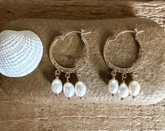 Orecchini a cerchio in oro con perle d'acqua dolce
