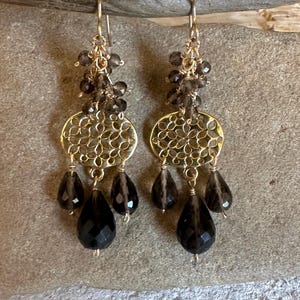 Pendientes colgantes dorados hechos a mano con piedra preciosa de cuarzo ahumado