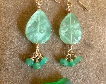 Chrysopraas edelsteen gouden handgemaakte hangoorbellen