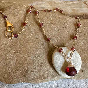 Collier pendentif fait main en or avec pierres précieuses grenat