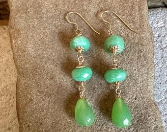 Chrysopraas edelsteen gouden handgemaakte hangoorbellen